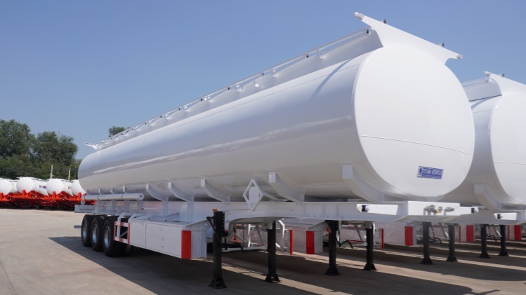 Tri Axle 40000 Liter Diesel Tanker Truck Capicity In Djibouti